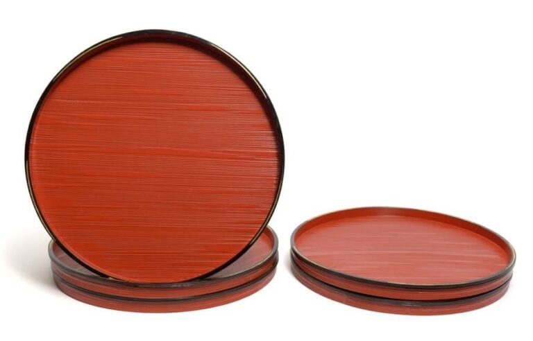 Lot de cinq plateaux ronds garnis de laque roug