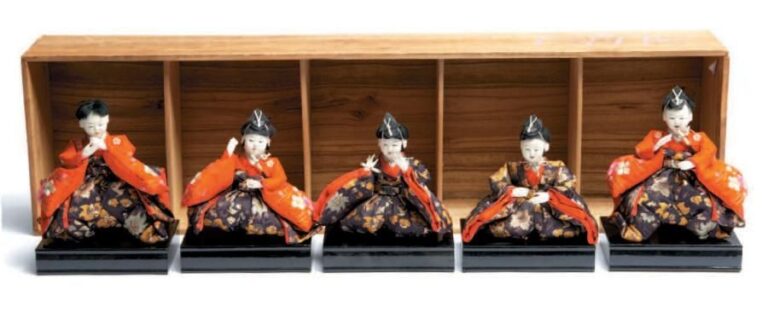 Lot de cinq poupées japonaises (ningyo) figurant des enfants habillés de vêtements de brocart et jouant de la flut