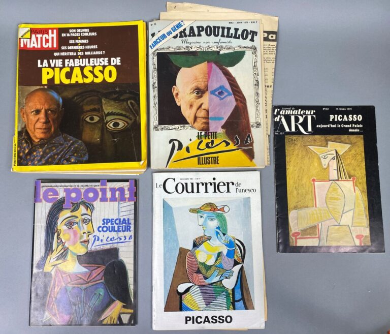 Lot de cinq revues d'art sur Picasso. On joint quelques coupures de journaux -…