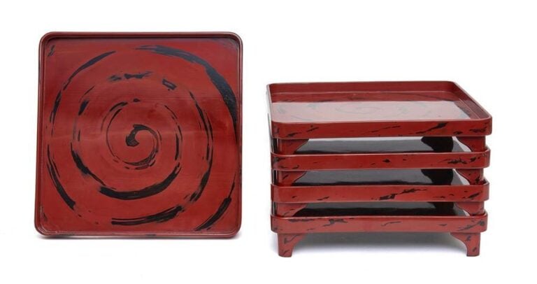 Lot de cinq tables basses zen de forme carrée et garnies de laque rouge negor
