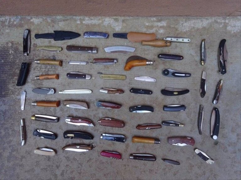 LOT DE CINQUANTE-QUATRE ARMES BLANCHES Provenances variées Dont couteau