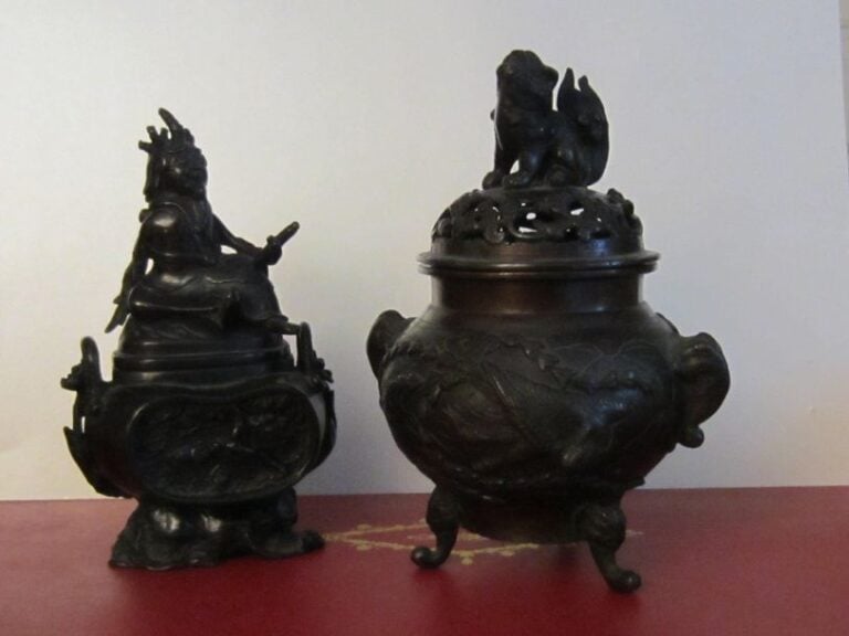 Lot de deux (2) brûle-parfums couverts/koro