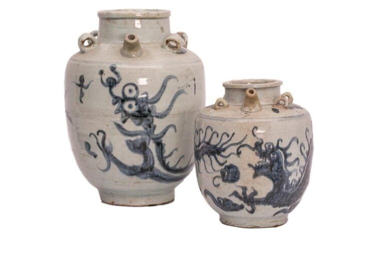 LOT DE DEUX (2) JARRES EN GRES PORCELAINEUX A DECOR BLEU COBALT