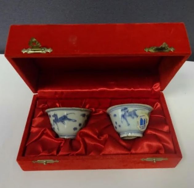 LOT DE DEUX (2) PETITS BOLS EN CERAMIQUE BLEU BLANC, CARGO VUNG TAU CARGO