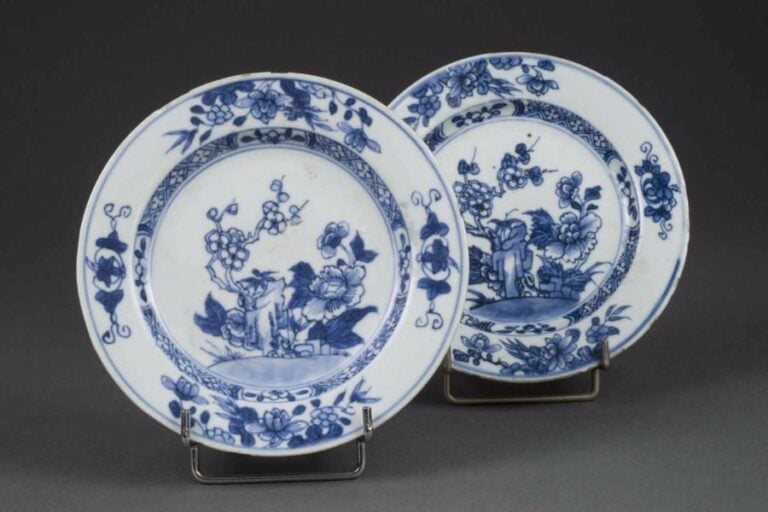 LOT DE DEUX ASSIETTES A ENTREMETS EN PORCELAINE BLEU BLANC DE LA COMPAGNIE DES INDES° Chine, Dynastie Qing, Epoque XVIIIe siècle Elles sont ornées en bleu cobalt sous couverte du célèbre thème des "Quatre gentilhommes" (quelques égrenures à la lèvre, mineurres toutefois