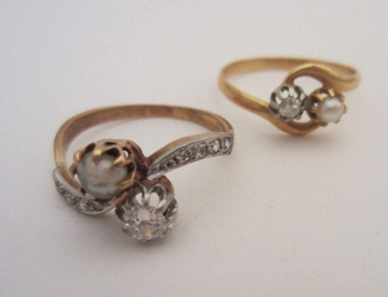 Lot de deux bagues "toi et moi" en or jaune (750 mill) sertide brillants et perle