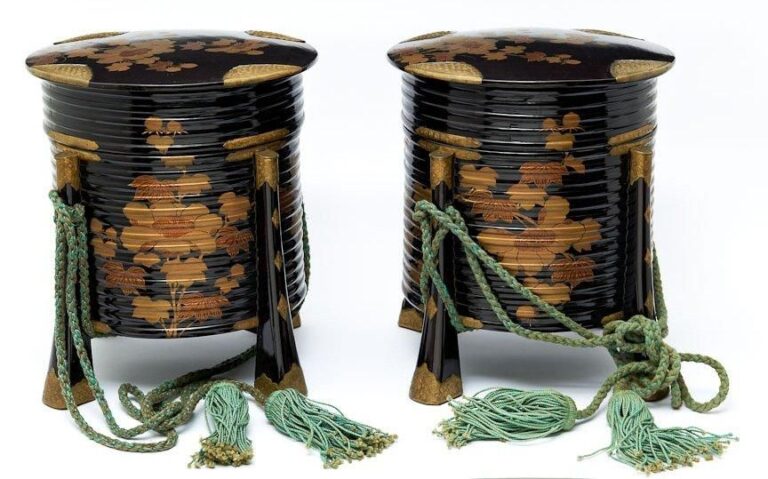 Lot de deux boites rondes (hokai) en bois laquè noir dècor en laque maki-e de bouquets de pivoine (botan