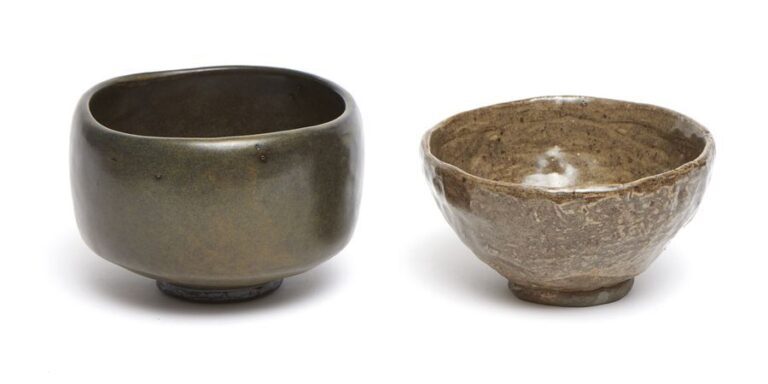 Lot de deux bols à thé chawan dans des boîtes: un bol noir et vert foncé de Masamune Moriyasu (Satoru) (1954), marqué: ‘Satoru', et un bol de style Karatsu marron-gris foncé, au-dessous duquel un hochet caché sonne quand on soulève le bo