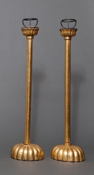 Lot de deux bougeoirs de temple en bois doré à la feuill