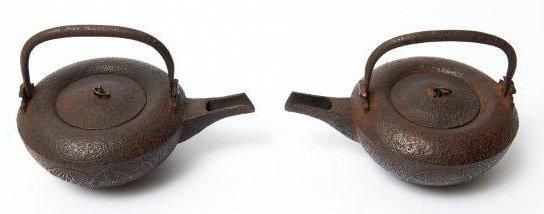 Lot de deux bouilloires pour saké en fonte, décorées de motifs floraux en bas-relie