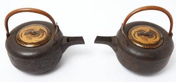 Lot de deux bouilloires pour saké en fonte, décorées de motifs floraux en bas-relie