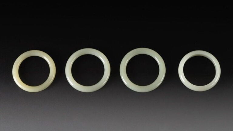Lot de deux bracelets jonc en jade célado