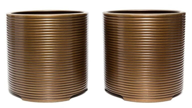 Lot de deux braseros (hibachi) de forme cylindrique en laiton nervur