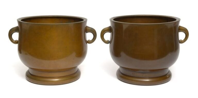 Lot de deux braseros (hibachi) de forme ronde et de couleur foncée en bronze Xuand