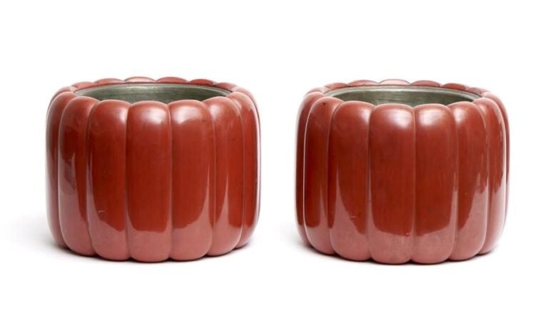 Lot de deux braseros (hibachi) en bois de couleur rouge-cinabre et en forme de chrysanthème (kiku