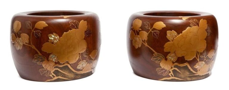 Lot de deux braseros (hibachi) en bois de paulownia (kiri) décorés de pivoine et de papillons en laque makie dorée, argentée et de couleur rouge fonc