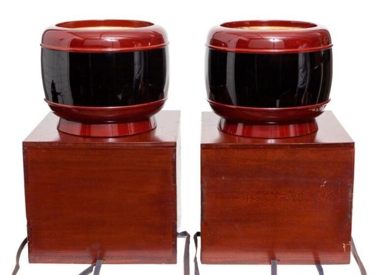Lot de deux braseros (hibachi) en bois laqué de couleur rouge fonc