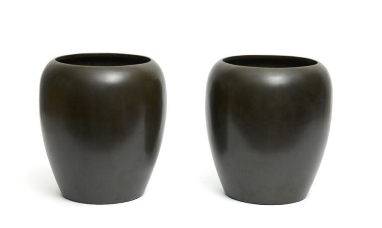 Lot de deux braseros (hibachi) en bronze de couleur brillante tirant sur le gris fonc