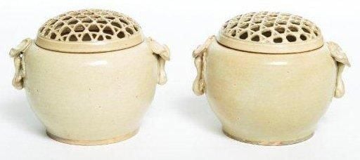 Lot de deux braseros (hibachi) en grès au vernis blanc-cass