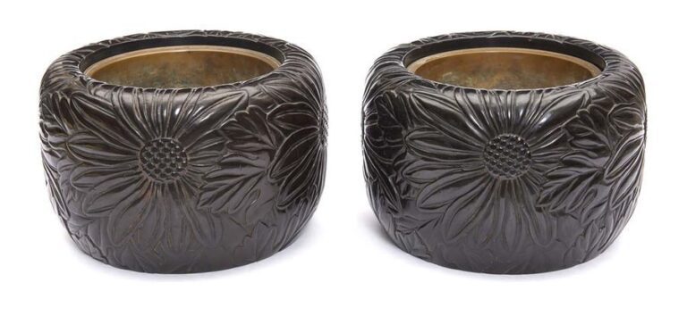 Lot de deux braseros (hibachi) laqués noir de forme ronde et garnis d'un motif floral sculpt