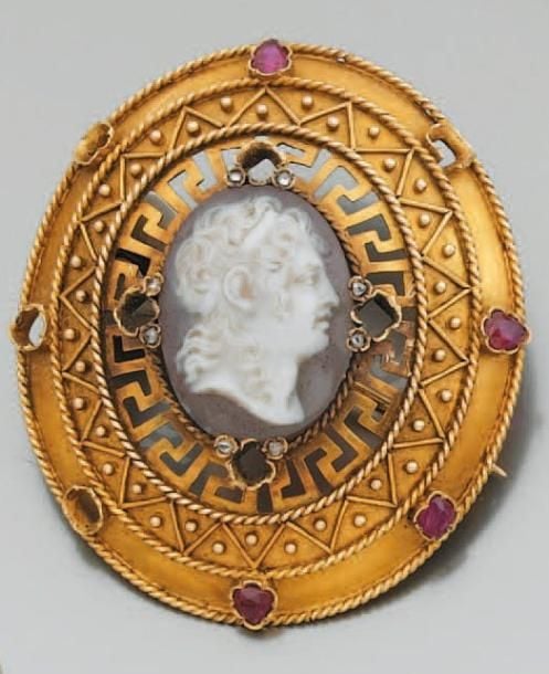 Lot de deux BROCHES de forme ovale: - l'une en or jaune serti d'ivoire sculpté et ciselé à motif de rose