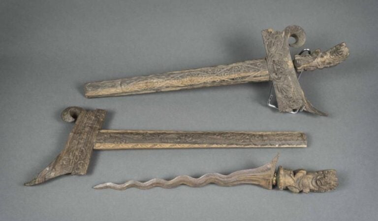 LOT DE DEUX DAGUES RITUELLES, KRISS Indonésie ou Malaysie, Epoque XIXe siècle Tous les deux avec leurs fourreau