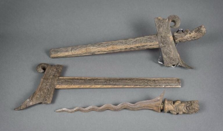 LOT DE DEUX DAGUES RITUELLES, KRISS Indonésie ou Malaysie, Epoque XIXe siècle Tous les deux avec leurs fourreau
