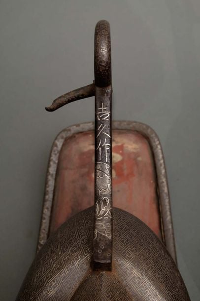 Lot de deux étriers (abumi) décorés de motifs géométriques variés, certains en argent incrusté et d’autres ciselé