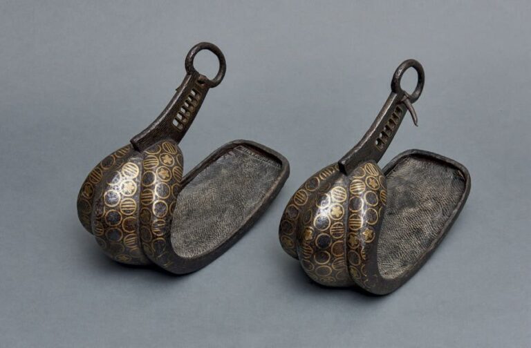 LOT DE DEUX ÉTRIERS JAPONAIS (abumi) en métal noir décorés d'incrustations de cuivre figurant de multiples emblèmes familiaux et motifs géométrique