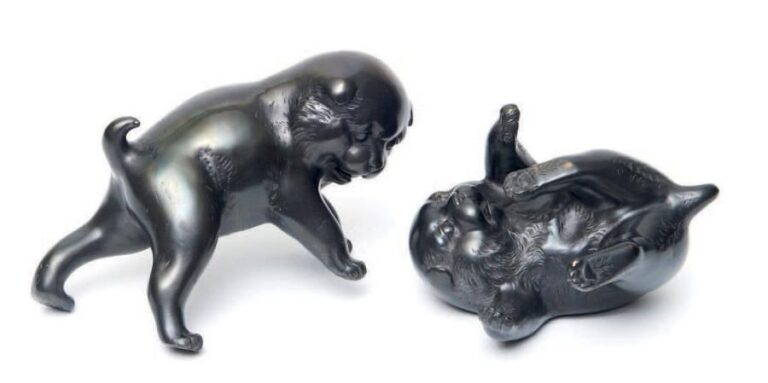 LOT DE DEUX FIGURINES en bronze de couleur foncée représentant deux chiots en train de jouer ensembl