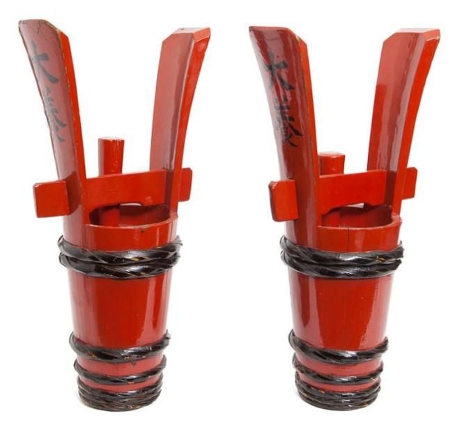 Lot de deux fûts à saké en bois laqué rouge brillan