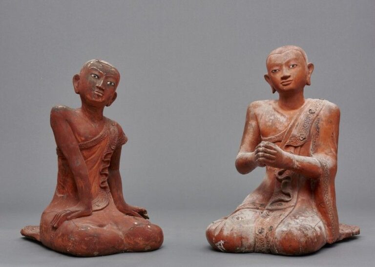 Lot de deux grandes figurines birmanes en bois laqué rouge représentant les moines Sariputta et Mogallana, disciples principaux de Bouddha (patronymes en langue Pali utilisés par la secte bouddhiste Theravada en Asie du sud-es