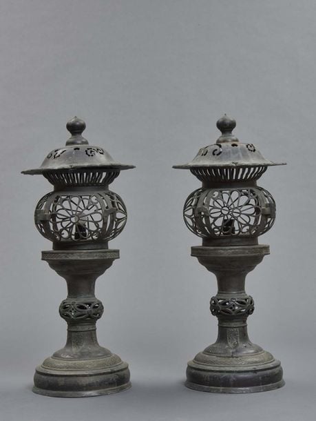 Lot de deux grandes lanternes de temple en bronze ornées de motifs ajourés figurant des chrysanthème