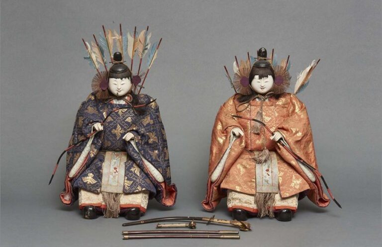Lot de deux grandes poupées représentant des guerriers (musha ningyo) traditionnellement exposées lors de la fête des garçons le 5 ma