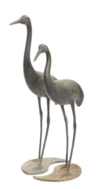 Lot de deux grandes statues de jardin en bronze figurant des grues japonaise