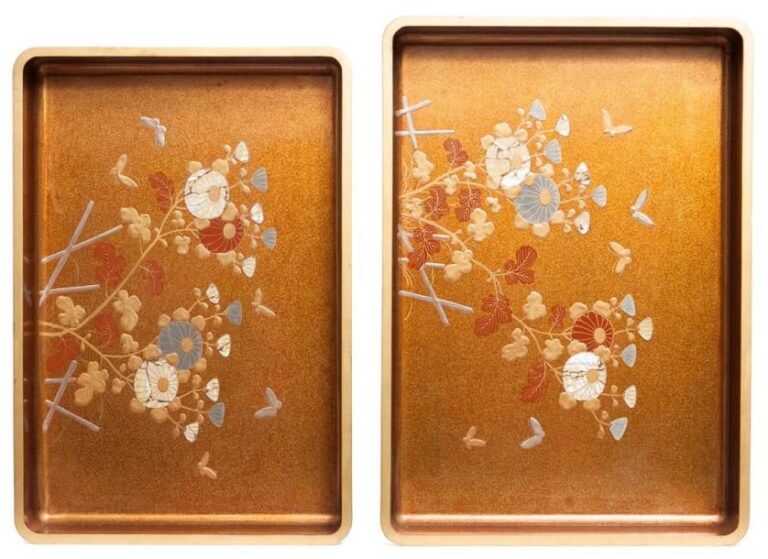 Lot de deux grands plateaux-gigogne à vêtements (ishobon) décorés de chrysanthèmes en laque maki-e dorée, argentée et roug