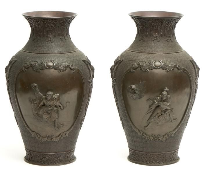 Lot de deux importants vases en bronze foncé balustr