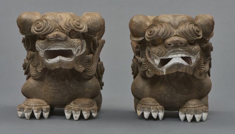 Lot de deux lions shishi, avec leurs griffes et leur bouche colorées en blan