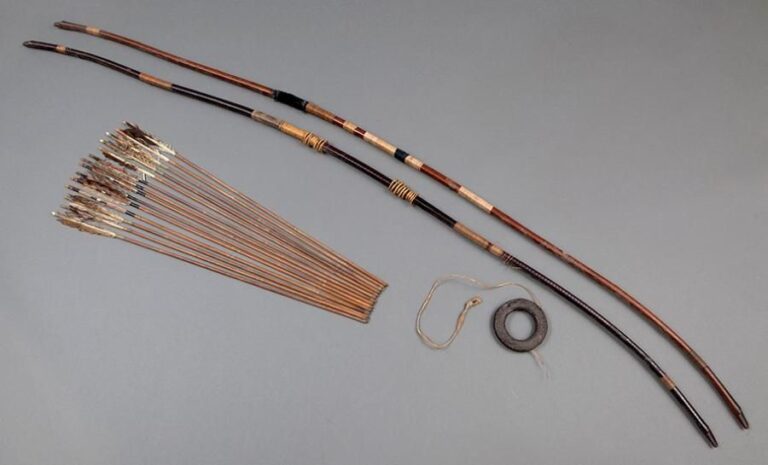 Lot de deux longs arcs en bambou de couleur marron clair, sans corde