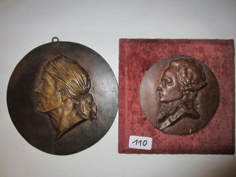 Lot de deux médaillons en bronze représentant deux profils, pour l'un Marat, pour l'autre Robespierre (signé David