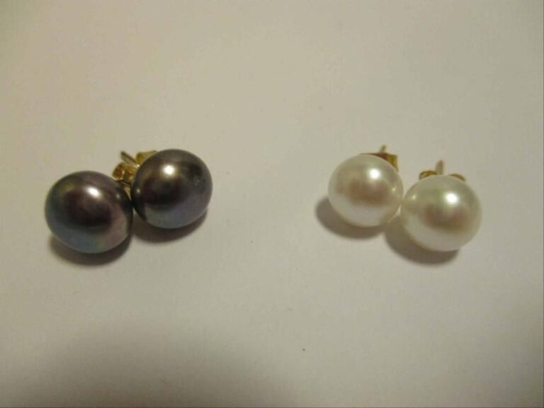 Lot de deux paires de boucles d'oreilles ornées de perles de culture d'eau douce de forme bouton blanches et grise