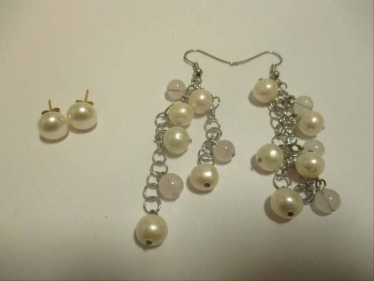 Lot de deux paires de boucles d'oreilles ornées de perles de culture d'eau douce blanche de forme bouton et perles de quart