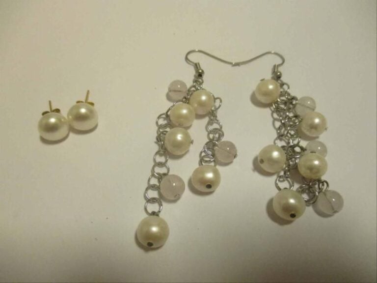Lot de deux paires de boucles d'oreilles ornées de perles de culture d'eau douce blanche de forme bouton et perles de quart