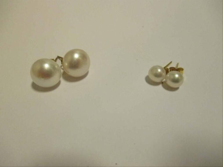 Lot de deux paires de boucles d'oreilles ornées de perles de culture d'eau douce de forme bouto