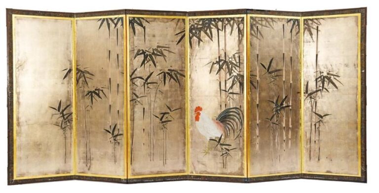 Lot de deux paravents à six feuilles (byobu) décorés d'une peinture anonyme figurant un coq blanc, une poule blanche et un poulet parmi des bambous, sur un fond mat en feuilles d'argen