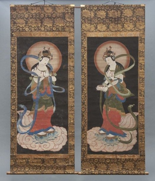 Lot de deux peintures sur rouleau (kakejiku) garnis d'une bordure en brocart dorée et de pivoine