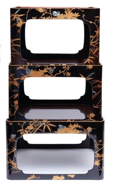LOT de deux petites tables basses laquées (zen), toutes trois de tailles différente