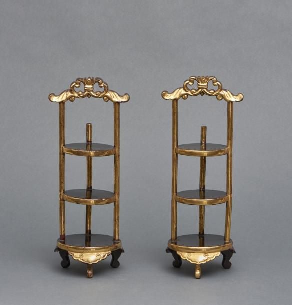 Lot de deux petits socles garnis de laque doré