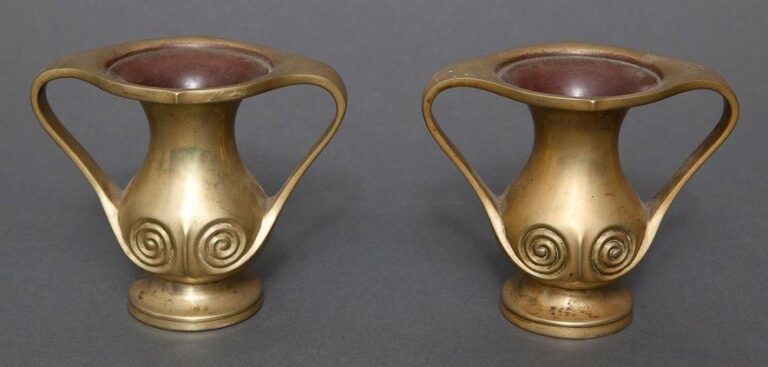 Lot de deux petits vases en forme d'amphores en laiton avec des décors en spirale