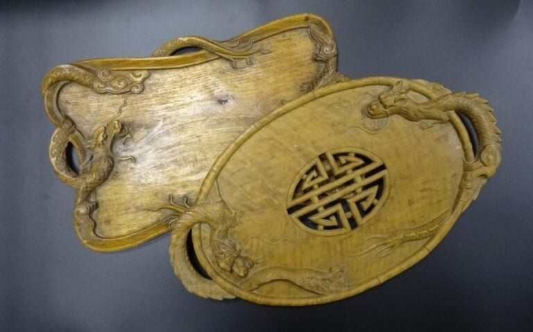LOT DE DEUX PLATEAUX EN BOIS SCULPTES AUX DRAGONS